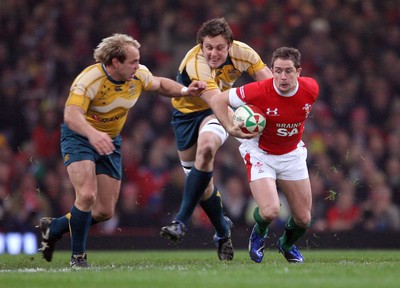 29.11.08 Wales v Australia... Wales'  Shane Williams beats tackles by Australia's Hugh McMeniman and  Phil Waugh. 