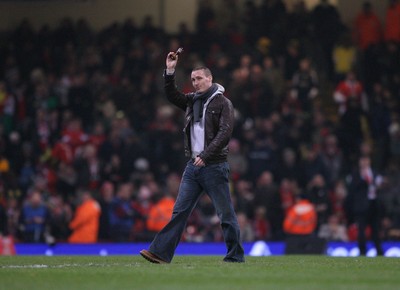 29.11.08 Wales v Australia... Cricketer Simon Jones shows ' The Ashes' to the Millennium Stadium crowd. 