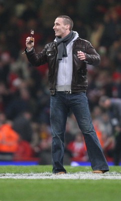 29.11.08 ... Wales v Australia, Invesco Perpetual Series 2008. -  Cricketer Simon Jones with The Ashes 