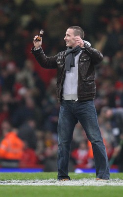 29.11.08 ... Wales v Australia, Invesco Perpetual Series 2008. -  Cricketer Simon Jones with The Ashes 