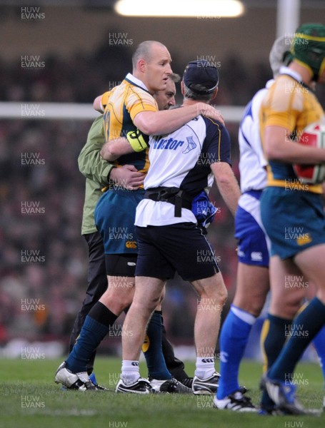 29.11.08 - Wales v Australia - Invesco Perpetual Series 2008 - Australia's Stirling Mortlock goes off with an injury. 