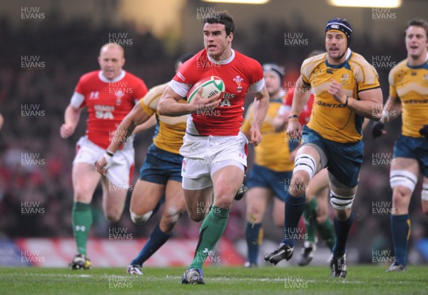 29.11.08 - Wales v Australia - Invesco Perpetual Series 2008 - Wales' Jamie Roberts breaks. 