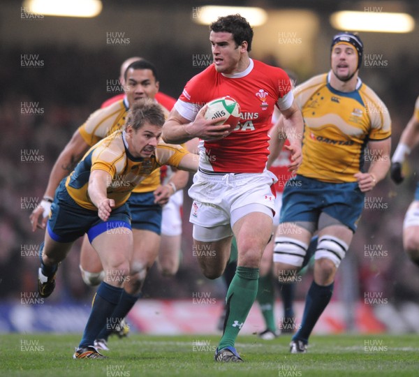 29.11.08 - Wales v Australia - Invesco Perpetual Series 2008 - Wales' Jamie Roberts is tackled by Australia's Drew Mitchell 