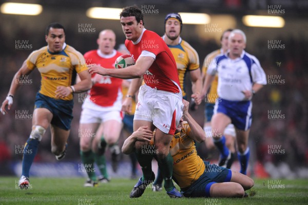29.11.08 - Wales v Australia - Invesco Perpetual Series 2008 - Wales' Jamie Roberts is tackled by Australia's Drew Mitchell 