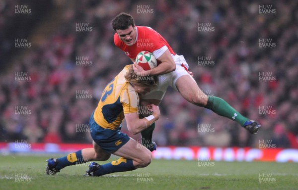 29.11.08 - Wales v Australia - Invesco Perpetual Series 2008 - Wales' Jamie Roberts is tackled by Australia's Ryan Cross. 