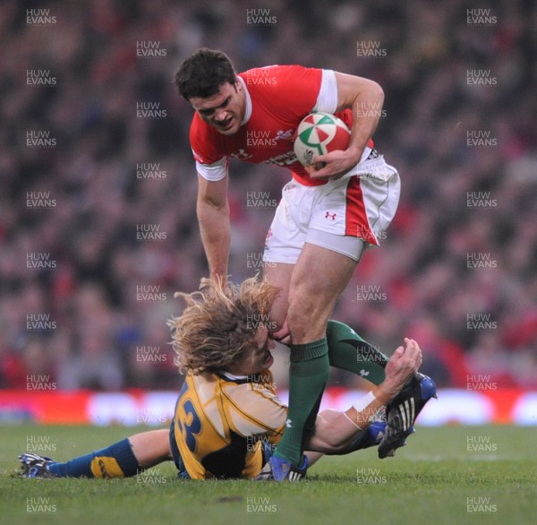29.11.08 - Wales v Australia - Invesco Perpetual Series 2008 - Wales' Jamie Roberts is tackled by Australia's Ryan Cross. 