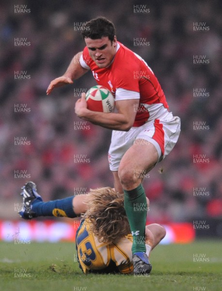 29.11.08 - Wales v Australia - Invesco Perpetual Series 2008 - Wales' Jamie Roberts is tackled by Australia's Ryan Cross. 