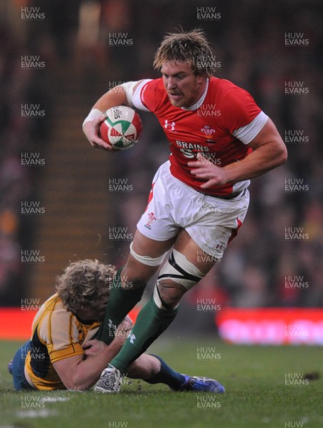 29.11.08 - Wales v Australia - Invesco Perpetual Series 2008 - Wales' Andy Powell is tackled by Australia's Peter Hynes. 