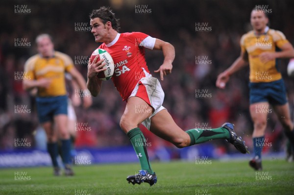 29.11.08 - Wales v Australia - Invesco Perpetual Series 2008 - Wales' Lee Byrne runs in to score try. 
