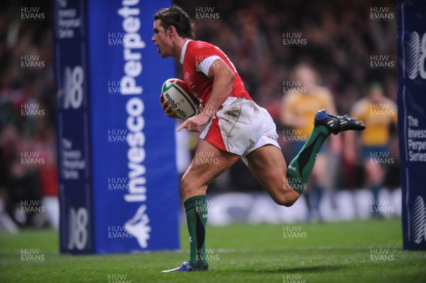 29.11.08 - Wales v Australia - Invesco Perpetual Series 2008 - Wales' Lee Byrne runs in to score try. 