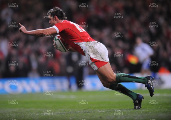 29.11.08 - Wales v Australia - Invesco Perpetual Series 2008 - Wales' Lee Byrne runs in to score try. 