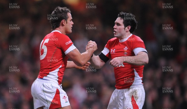 29.11.08 - Wales v Australia - Invesco Perpetual Series 2008 - Wales' Lee Byrne celebrates his try with Stephen Jones. 