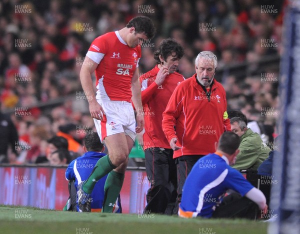 29.11.08 - Wales v Australia - Invesco Perpetual Series 2008 - Wales' Jamie Roberts goes off with an injury. 
