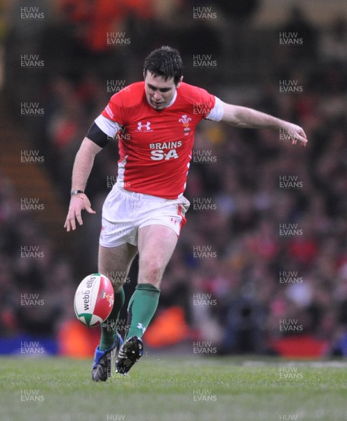 29.11.08 - Wales v Australia - Invesco Perpetual Series 2008 - Wales' Stephen Jones kicks a drop goal. 