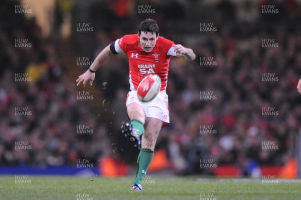 29.11.08 - Wales v Australia - Invesco Perpetual Series 2008 - Wales' Stephen Jones kicks a drop goal. 