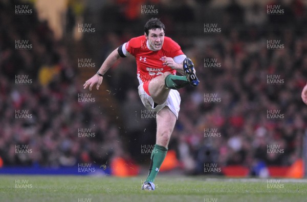 29.11.08 - Wales v Australia - Invesco Perpetual Series 2008 - Wales' Stephen Jones kicks a drop goal. 