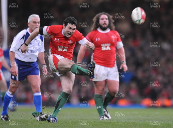 29.11.08 - Wales v Australia - Invesco Perpetual Series 2008 - Wales' Stephen Jones kicks a penalty. 
