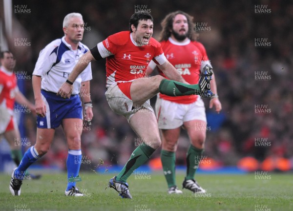 29.11.08 - Wales v Australia - Invesco Perpetual Series 2008 - Wales' Stephen Jones kicks a penalty. 