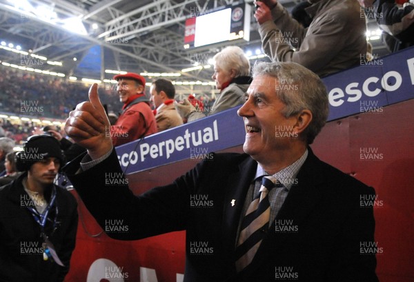 29.11.08 - Wales v Australia - Invesco Perpetual Series 2008 - Wales First Minister, Rhodri Morgan celebrates at the end of the game. 
