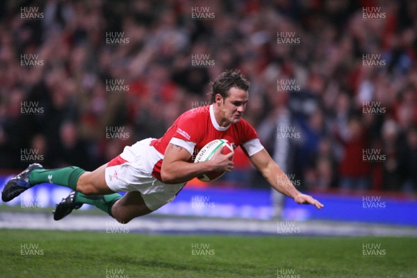 29.11.08 Wales v Australia... Wales' Lee Byrne scores the second try for Wales. 