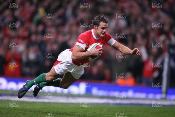 29.11.08 Wales v Australia... Wales' Lee Byrne scores the second try for Wales. 