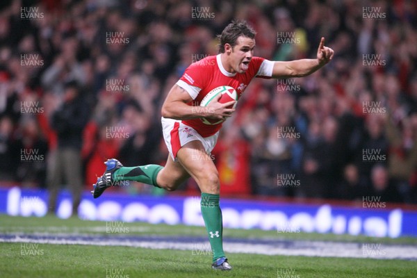 29.11.08 Wales v Australia... Wales' Lee Byrne scores the second try for Wales. 