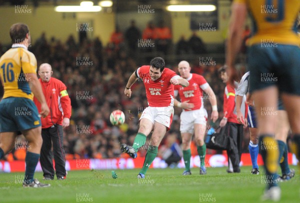 29.11.08 - Invesco Perpetual Series 2008 Wales v Australia Wales' Stephen Jones kicks for goal 