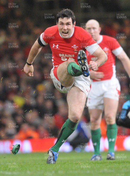29.11.08 - Invesco Perpetual Series 2008 Wales v Australia Wales' Stephen Jones kicks for goal 