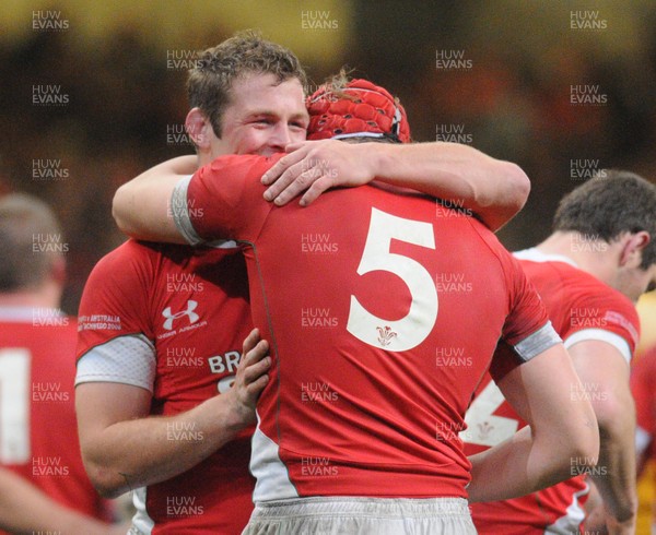 29.11.08 - Invesco Perpetual Series 2008 Wales v Australia Wales' Dafydd Jones and Alun Wyn Jones (5) celebrate their sides' win 
