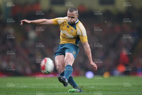 29.11.08 ... Wales v Australia, Invesco Perpetual Series 2008. -  Australia's Matt Giteau kicks conversion 