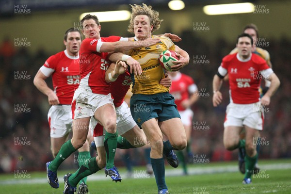 29.11.08 ... Wales v Australia, Invesco Perpetual Series 2008. -  Australia's Ryan Cross is tackled by Wales' Shane Williams and Tom Shanklin 