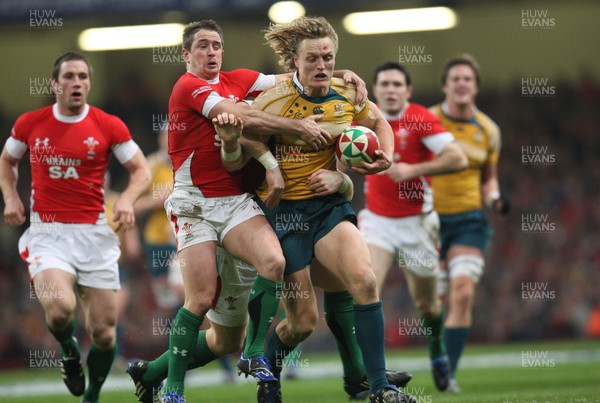 29.11.08 ... Wales v Australia, Invesco Perpetual Series 2008. -  Australia's Ryan Cross is tackled by Wales' Shane Williams and Tom Shanklin 