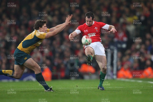 29.11.08 ... Wales v Australia, Invesco Perpetual Series 2008. -  Wales' Gareth Cooper kicks ahead 