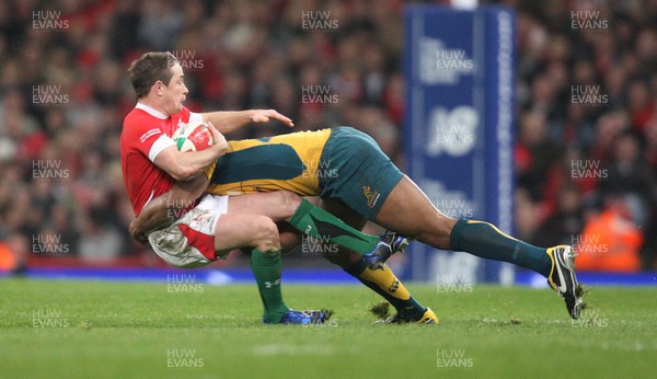 29.11.08 ... Wales v Australia, Invesco Perpetual Series 2008. -  Wales' Shane Williams  is tackled by Australia's Lote Tuqiri 