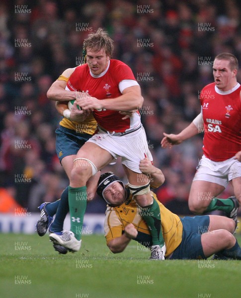 29.11.08 Wales v Australia... Wales' Andy Powell leaves Australia's Benn Robinson grounded. 
