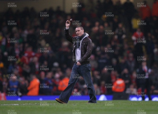 29.11.08 Wales v Australia... Cricketer Simon Jones shows ' The Ashes' to the Millennium Stadium crowd. 
