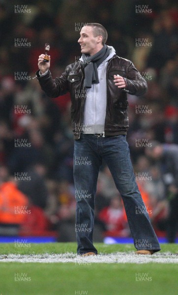 29.11.08 ... Wales v Australia, Invesco Perpetual Series 2008. -  Cricketer Simon Jones with The Ashes 