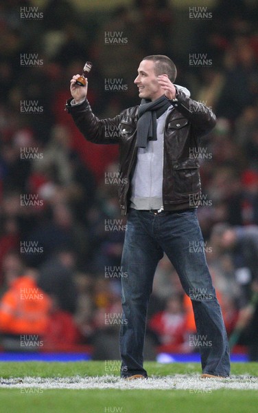 29.11.08 ... Wales v Australia, Invesco Perpetual Series 2008. -  Cricketer Simon Jones with The Ashes 