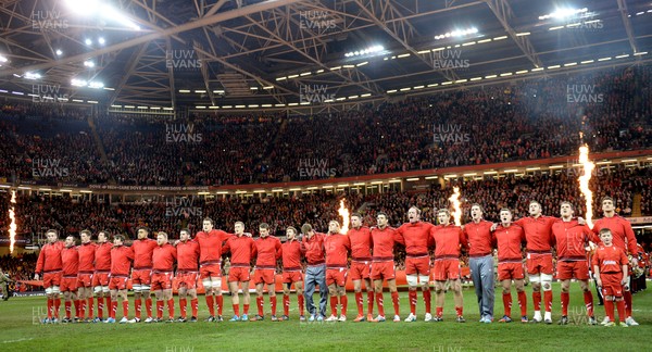 301113 - Wales v Australia - Dove Men Series 2013 -Wales players stand for the national anthems