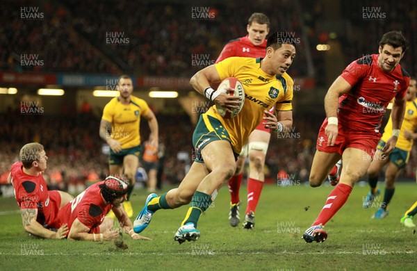 301113 - Wales v Australia - Dove Men Series - Christian Leali-ifano of Australia runs in his first try 