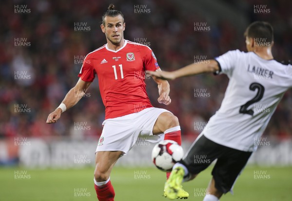 020917 - Wales v Austria, FIFA World Cup 2018 Qualifier - Gareth Bale of Wales challenges Stefan Lainer of Austria for the ball