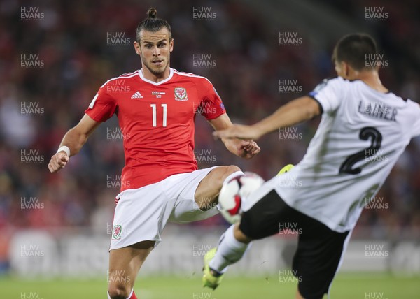 020917 - Wales v Austria, FIFA World Cup 2018 Qualifier - Gareth Bale of Wales challenges Stefan Lainer of Austria for the ball