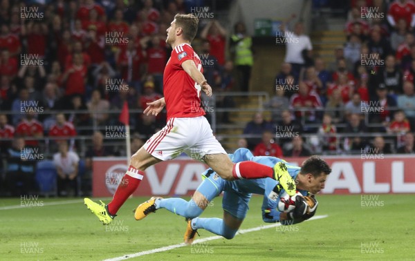 020917 - Wales v Austria, FIFA World Cup 2018 Qualifier - Ben Davies of Wales is denied by Austria goalkeeper Heinz Lindner