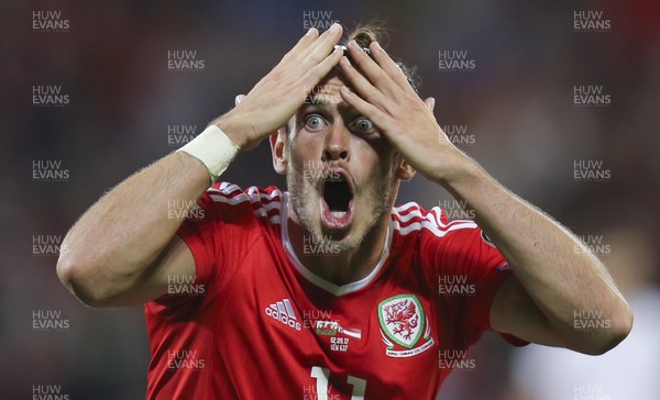 020917 - Wales v Austria, FIFA World Cup 2018 Qualifier - Gareth Bale of Wales reacts at the linesman after a corner is not given to Wales