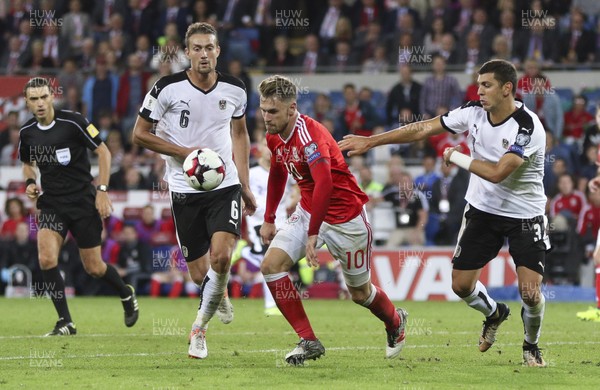 020917 - Wales v Austria, FIFA World Cup 2018 Qualifier - Aaron Ramsey of Wales gets between Stefan Ilsanker of Austria and Aleksandar Dragovic of Austria