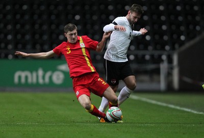 060213 - Wales v Austria, Vauxhall International Friendly Match, Swansea - Wales' Ben Davies challenges Austria's Andreas Weimann