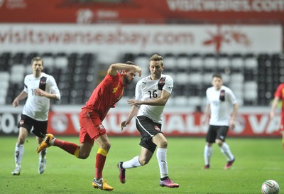 060213 - Wales v Austria - Vauxhall International Friendly Match - Swansea  -  Joe Ledley of Wales, left, battles for the ball with Austria's Jakob Jantscher 
