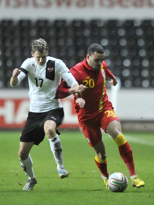 060213 - Wales v Austria - Vauxhall International Friendly Match - Swansea  -  Hal Robson-Kanu of Wales, right, battles for the ball with Austria's Florian Klein 