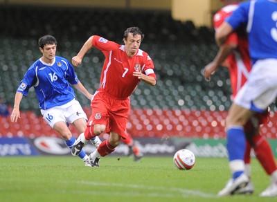 06.09.08 - World Cup 2010 Qualifying Wales v Azerbaijan Wales' Simon Davies tries to break through 