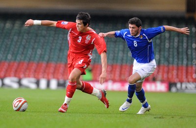 06.09.08 - World Cup 2010 Qualifying Wales v Azerbaijan Wales' Gareth Bale is challenged by Azerbaijan's Djavid Huseinov 
